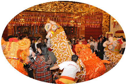 Lion Dancers perform while people gather around trying to touch their tails for good luck (Múa Lân thực hiện trong khi người dân tụ tập xung quanh cố gắng nắm đuôi cho may mắn) (舞狮表演,而周围的人赶了好运气尾聚集)