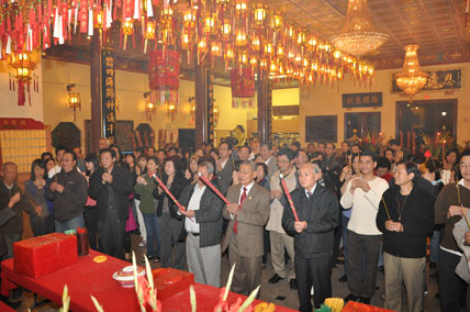 Praying at Thien Hau Temple on Chinese New Year's Day (Cầu nguyện tại Chùa Bà Thiên Hậu, ngày Tết) (祈祷在承天厚宝塔,在新年)